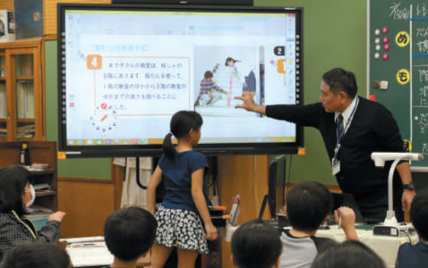 500cd/m2 Яркость LCD Smart Board с операционной системой Android 14 и цветами черного или серого каркаса