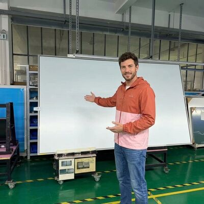 Интерактивная смарт-доска с 10-точечной инфракрасной сенсорной технологией и совместимостью с несколькими операционными системами для образования и бизнеса