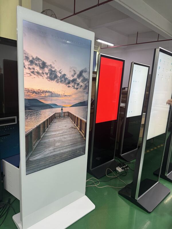 Мониторинг и анализ цифровых рекламных кампаний. Монитор цифровой рекламы с отслеживанием в режиме реального времени и типом установки на стену или пол